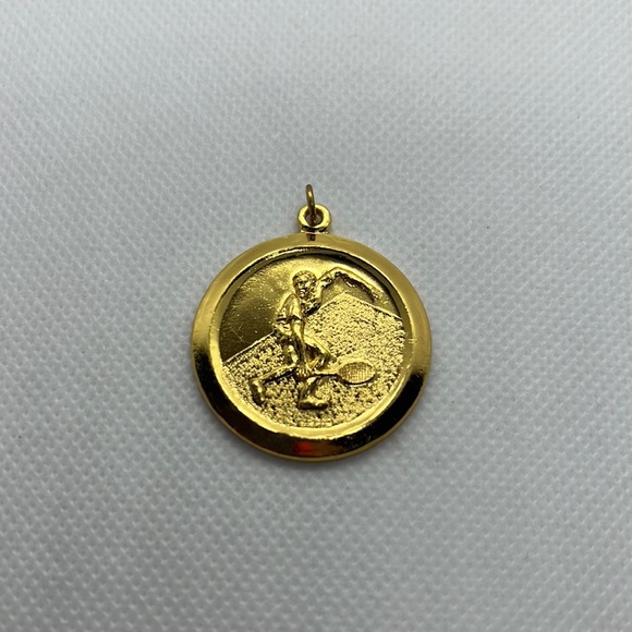 TENNIS PENDANT MEDAL GOLD TONE VINTAGE - Picture 3 of 9
